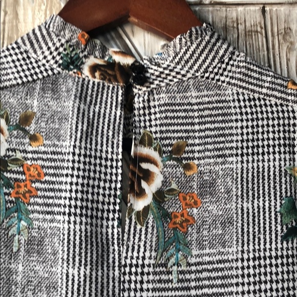 NWOT Supply and Demand Keyhole Blouse Size S - Picture 7 of 7